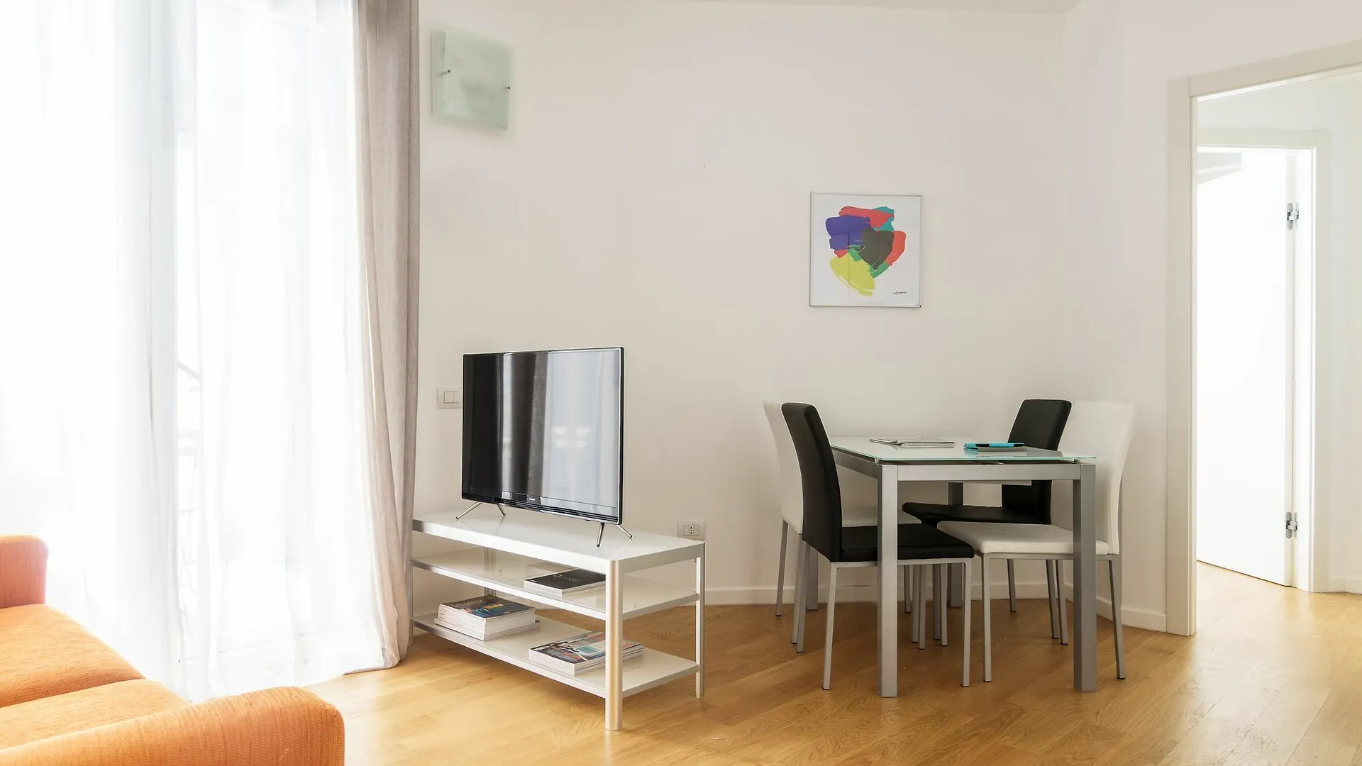 דירות מילאנו Joivy Sunny 1-Bed Flat With Balcony 0*,
